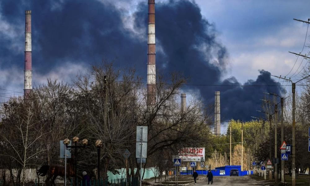 Τεταμένο το κλίμα στην Ουκρανία: Οβίδες «σκάνε» σε απόσταση αναπνοής από Έλληνα φωτορεπόρτερ (βίντεο)